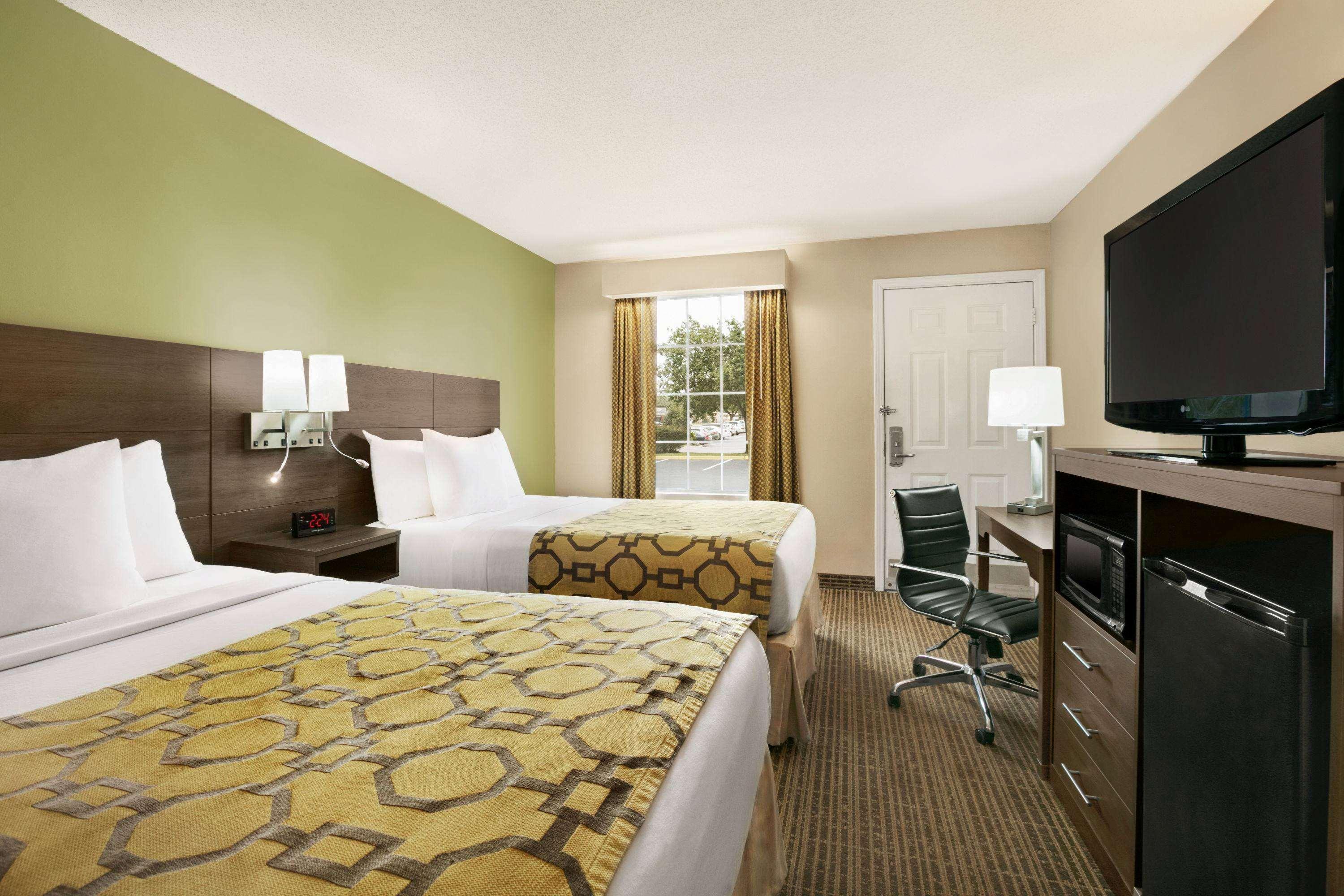 Hotel Baymont By Wyndham Kingsland Esterno foto