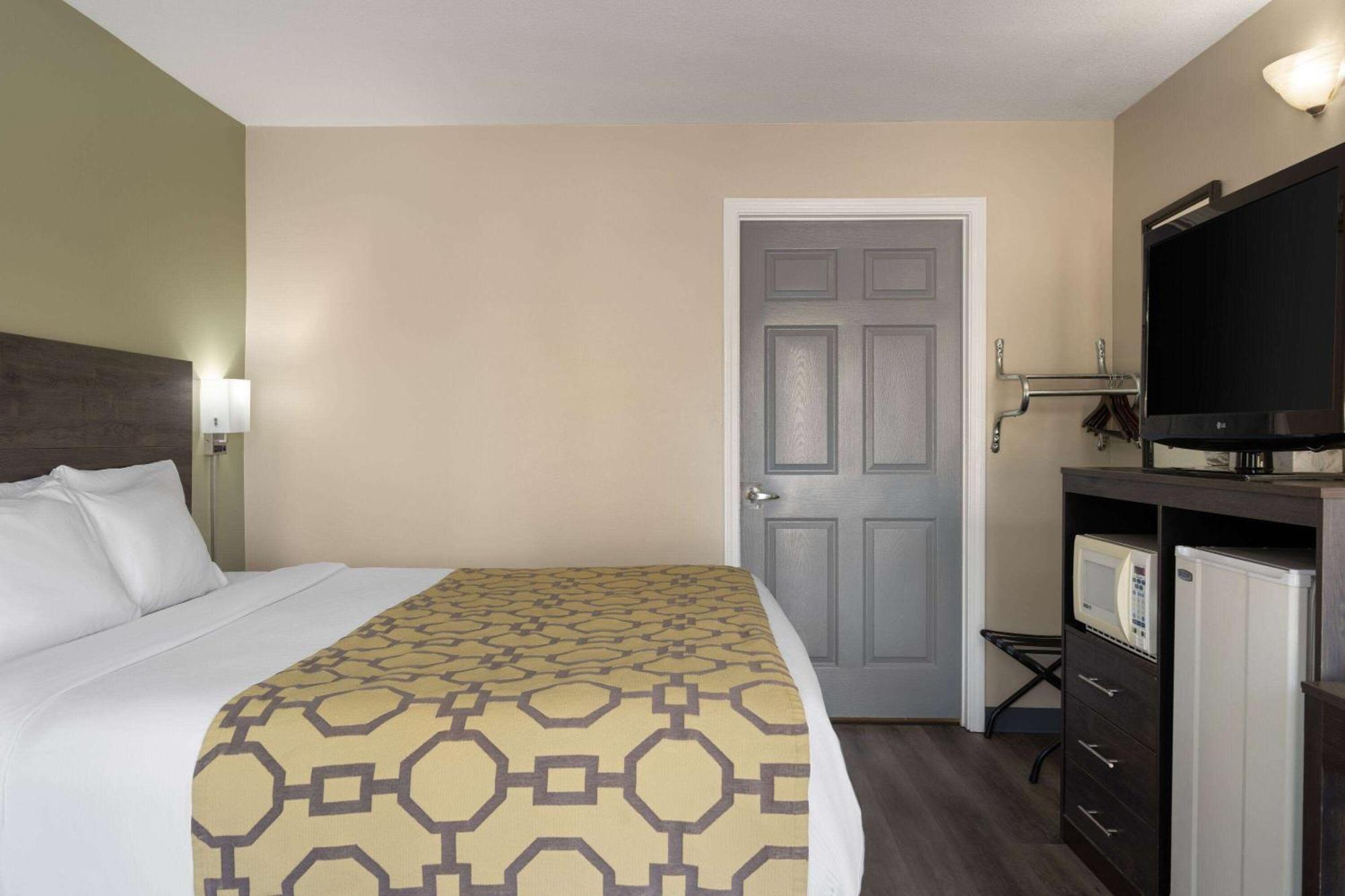 Hotel Baymont By Wyndham Kingsland Esterno foto